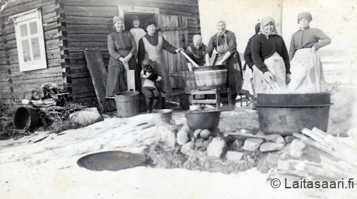Apajan saunalla pyykillä n. 1926