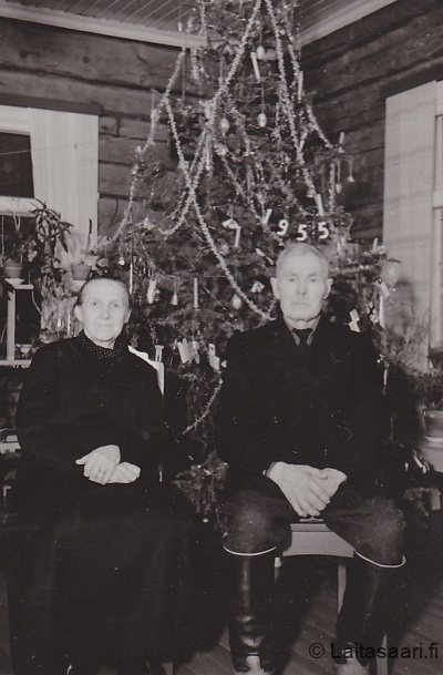Keski-Kosulan vanhaisäntä ja -emäntä jouluna 1955