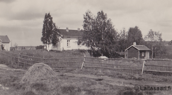 Ylä-Monola, vasemmalla Monola