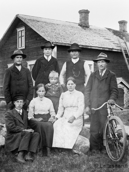 Mäkelä no 19 - Roinisen talo - Palovaaroja ja Mäkelöitä