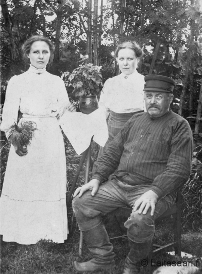 Iikka Kangasolli, takana tytär Tilda ja vas. miniä Liisa