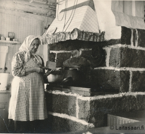 Liisa-äiti kahvinkeittopuuhissa