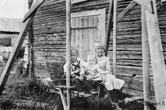 Keräsen lapset keinussa