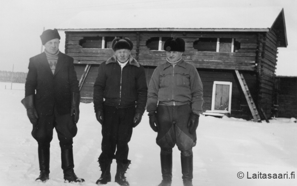 Konnun aitan edessä 1956 Konnun aitan edessä 1956