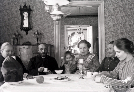 Strömmereitä pappilan salissa