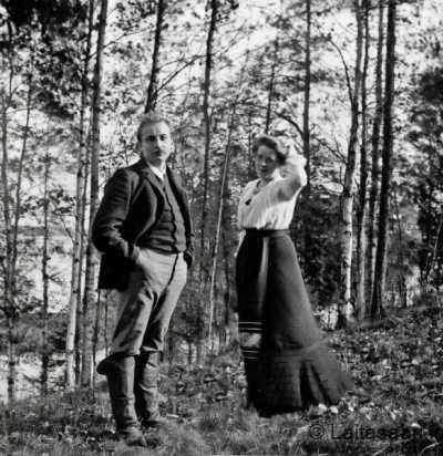 Hilli ja Kalle pappilan törmällä Hilli ja Kalle pappilan törmällä