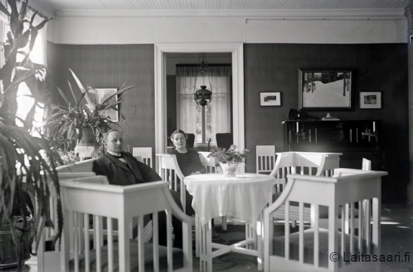 Karl Alfred ja Hilja Strömmer pappilan salissa Karl Alfred ja Hilja Strömmer pappilan salissa