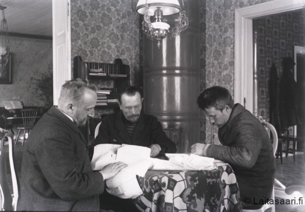 Pappilassa työn touhussa Pappilassa työn touhussa