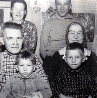 Tapanina 1963 Utoksella uudessa talossa Tapanina 1963 Utoksella uudessa talossa