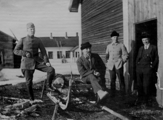 Juho Tarvainen poikineen Kopsan pihapiirissä