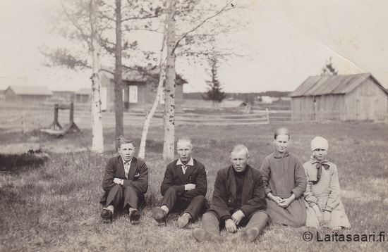 Tuntematon sekä Anna o.s. Karppinen ja Pekka Määttä perheineen