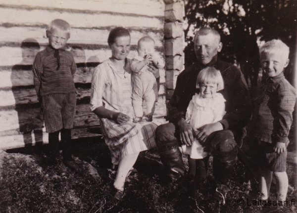 Helmi ja Juho Putaalan perhettä