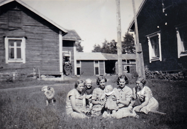 Naisia ja lapsia Holapassa