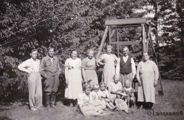 Siekkisen väkeä keinun edustalla