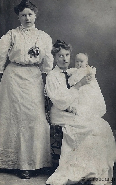 Hanna ja Olga Maria Mäkelä, sylissä ilmeisesti Aino