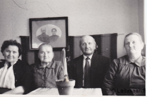 Mäkelän sisarukset - seinältä katselevat vanhemmat