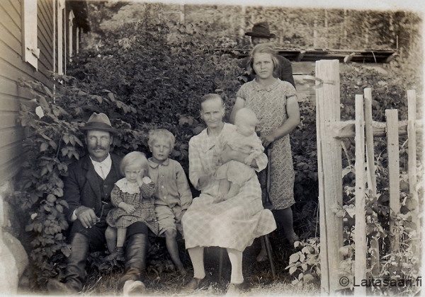 Jaakko ja Anna Parviaisen perhe Reinissä (1928)