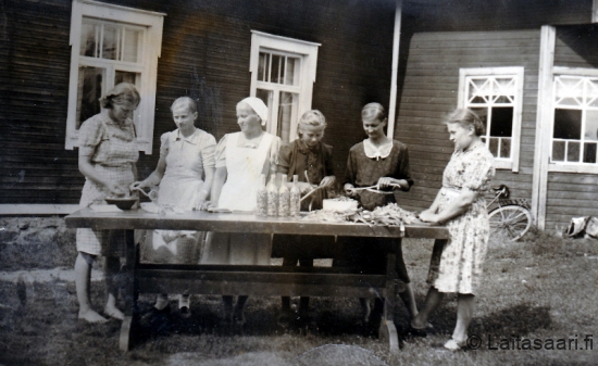 Säilöntäkurssi Paasilan pihassa v. 1943