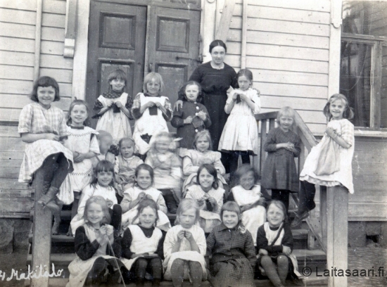 Huovilan koululaiset käsityötunnilla