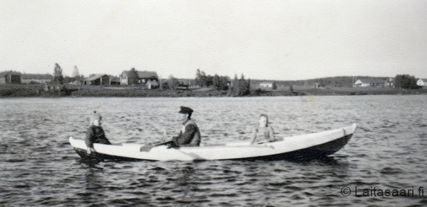 Tapion perhettä joella 1940-luvun lopulla