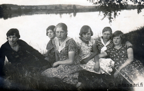 Neitoja rannalla