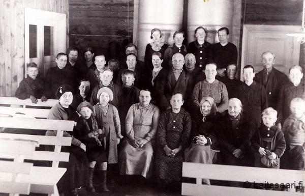 Väkeä Laitasaaren rukoushuoneella (1938)