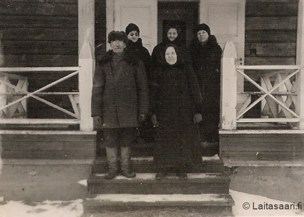 Laitasaaren rukoushuoneen kuistilla (n. 1940)