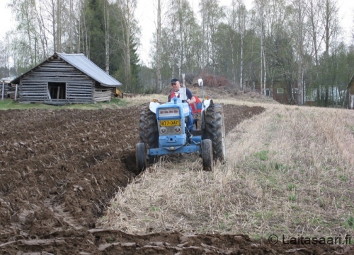Pellon kyntöä Pörölässä